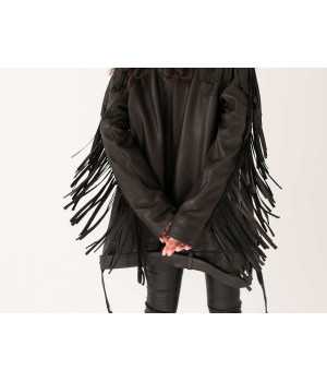 Стильна шкіряна куртка чорного кольору - фото 7