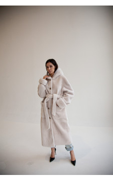 Женская длинная дубленка-пальто бежевого цвета из натуральной овчины - фото 1