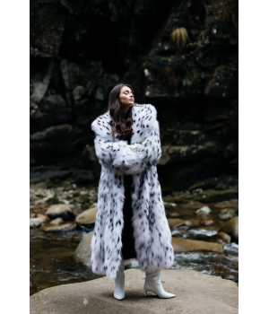 Женская шуба из канадской лисы белого цвета с капюшоном - фото 0