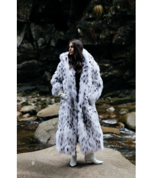 Женская шуба из канадской лисы белого цвета с капюшоном - фото 1