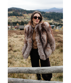 Стильная шуба коричневого цвета из лисы - фото 6