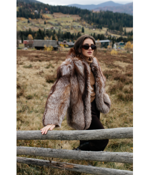 Стильная шуба коричневого цвета из лисы - фото 5