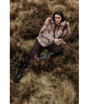 Стильная шуба коричневого цвета из лисы - фото 4