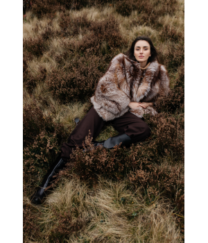 Стильная шуба коричневого цвета из лисы - фото 3