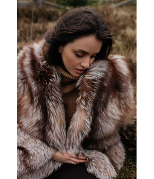 Стильная шуба коричневого цвета из лисы - фото 2