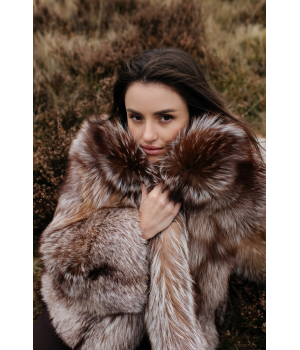 Стильная шуба коричневого цвета из лисы - фото 0