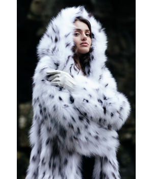 Женская шуба из канадской лисы белого цвета с капюшоном - фото 3