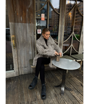 Двухсторонняя кудрявая дубленка серого цвета из натуральной овчины в стиле OVERSIZE - фото 6