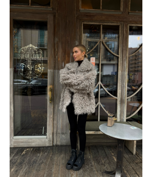 Двухсторонняя кудрявая дубленка серого цвета из натуральной овчины в стиле OVERSIZE - фото 4