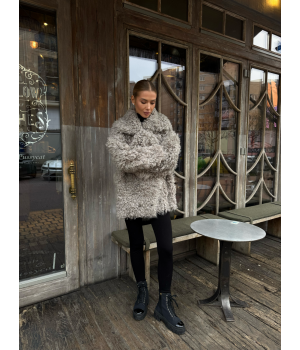 Двухсторонняя кудрявая дубленка серого цвета из натуральной овчины в стиле OVERSIZE - фото 3