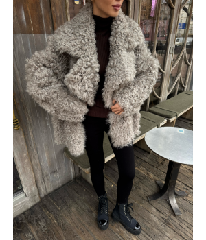 Двухсторонняя кудрявая дубленка серого цвета из натуральной овчины в стиле OVERSIZE - фото 1