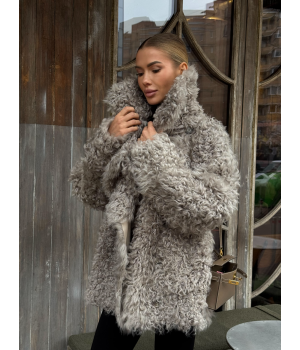 Двухсторонняя кудрявая дубленка серого цвета из натуральной овчины в стиле OVERSIZE - фото 2