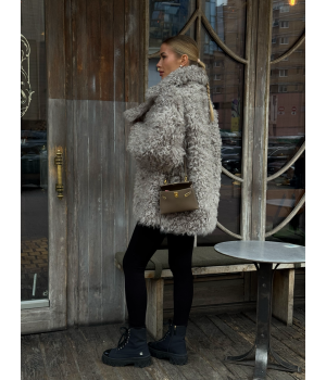 Двухсторонняя кудрявая дубленка серого цвета из натуральной овчины в стиле OVERSIZE - фото 0