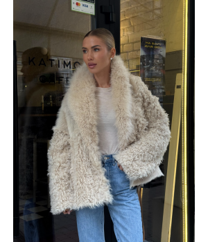 Двухсторонняя женская дубленка бежевого цвета - фото 2