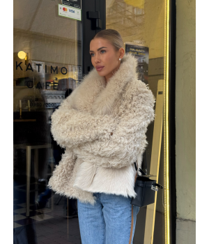 Двухсторонняя женская дубленка бежевого цвета - фото 8