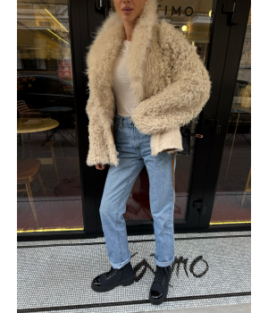 Двухсторонняя женская дубленка бежевого цвета - фото 7