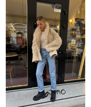 Двухсторонняя женская дубленка бежевого цвета - фото 6