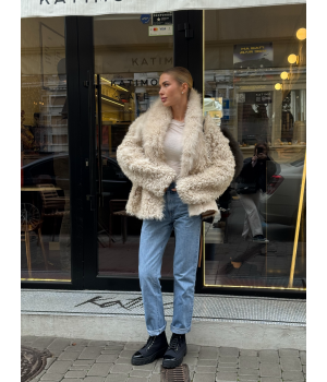 Двухсторонняя женская дубленка бежевого цвета - фото 4