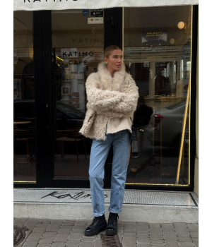 Двухсторонняя женская дубленка бежевого цвета - фото 5