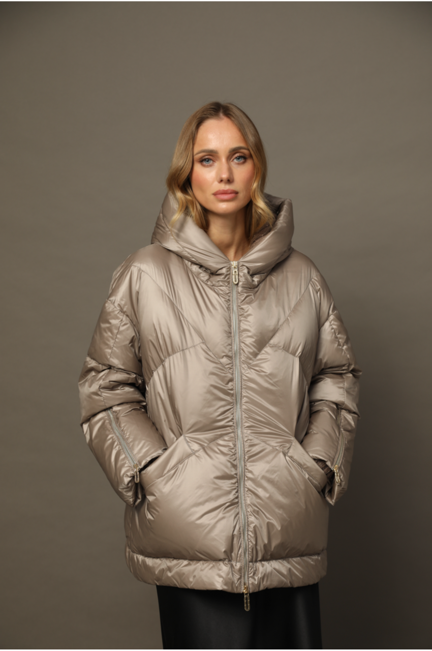 Жіночий OVERSIZE пуховик в кольорі світлий металік - фото 0