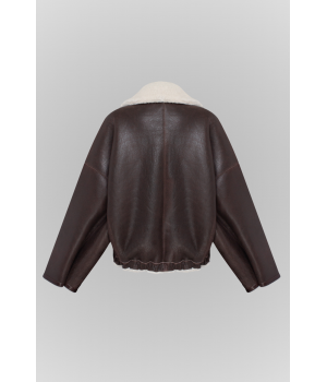 Двухсторонняя короткая дубленка-бомбер коричневого цвета - фото 9