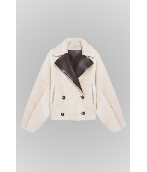 Двухсторонняя короткая дубленка-бомбер коричневого цвета - фото 10