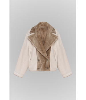 Двухсторонняя короткая дубленка-бомбер бежевого цвета - фото 7