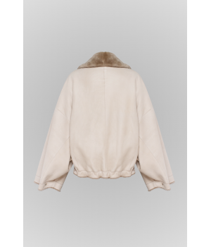 Двухсторонняя короткая дубленка-бомбер бежевого цвета - фото 10