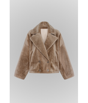 Двухсторонняя короткая дубленка-бомбер бежевого цвета - фото 9