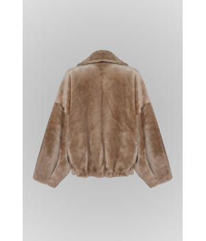 Двухсторонняя короткая дубленка-бомбер бежевого цвета - фото 8