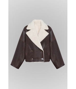 Двухсторонняя короткая дубленка-бомбер коричневого цвета - фото 8