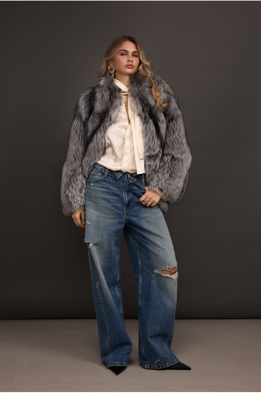Стильная шуба серого цвета из лисы чернобурки - фото 0