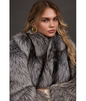 Стильная шуба серого цвета из лисы чернобурки - фото 8