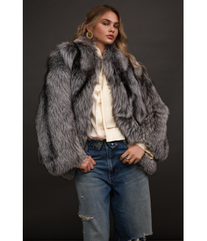 Стильная шуба серого цвета из лисы чернобурки - фото 6