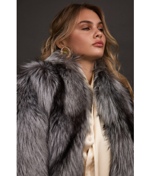 Стильная шуба серого цвета из лисы чернобурки - фото 5