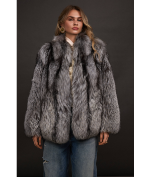 Стильная шуба серого цвета из лисы чернобурки - фото 4