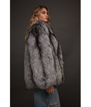 Стильная шуба серого цвета из лисы чернобурки - фото 3