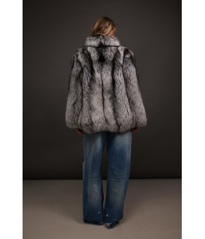 Стильная шуба серого цвета из лисы чернобурки - фото 2