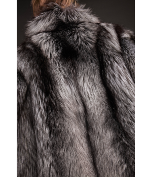 Стильная шуба серого цвета из лисы чернобурки - фото 1