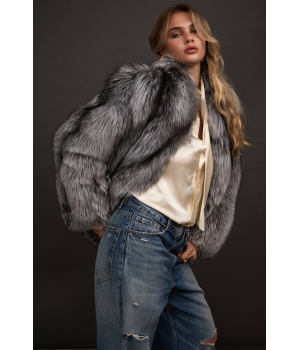 Стильная шуба серого цвета из лисы чернобурки - фото 0