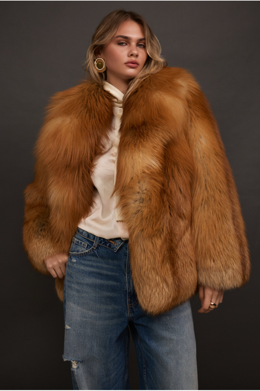 Стильная шуба рыжего цвета из лисы - фото 0