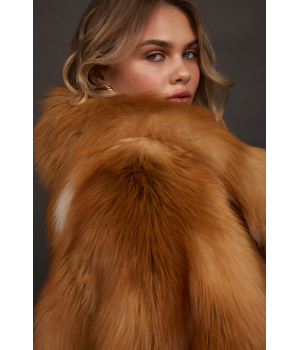 Стильная шуба рыжего цвета из лисы - фото 3