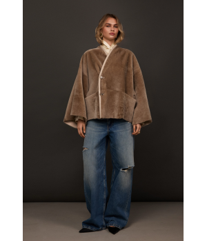 Двухсторонняя женская дубленка бежевого цвета из мериносовой овцы - фото 8