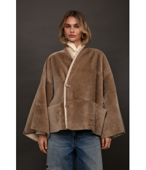 Двухсторонняя женская дубленка бежевого цвета из мериносовой овцы - фото 7