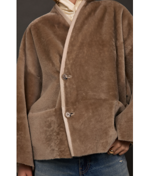 Двухсторонняя женская дубленка бежевого цвета из мериносовой овцы - фото 6