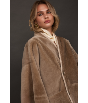 Двухсторонняя женская дубленка бежевого цвета из мериносовой овцы - фото 5