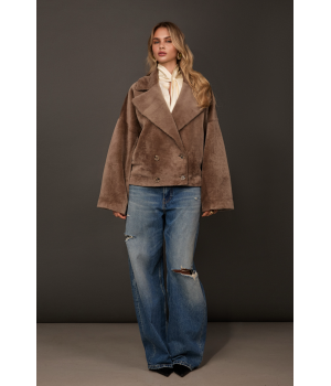 Двухсторонняя короткая дубленка-бомбер темно-бежевого цвета - фото 5