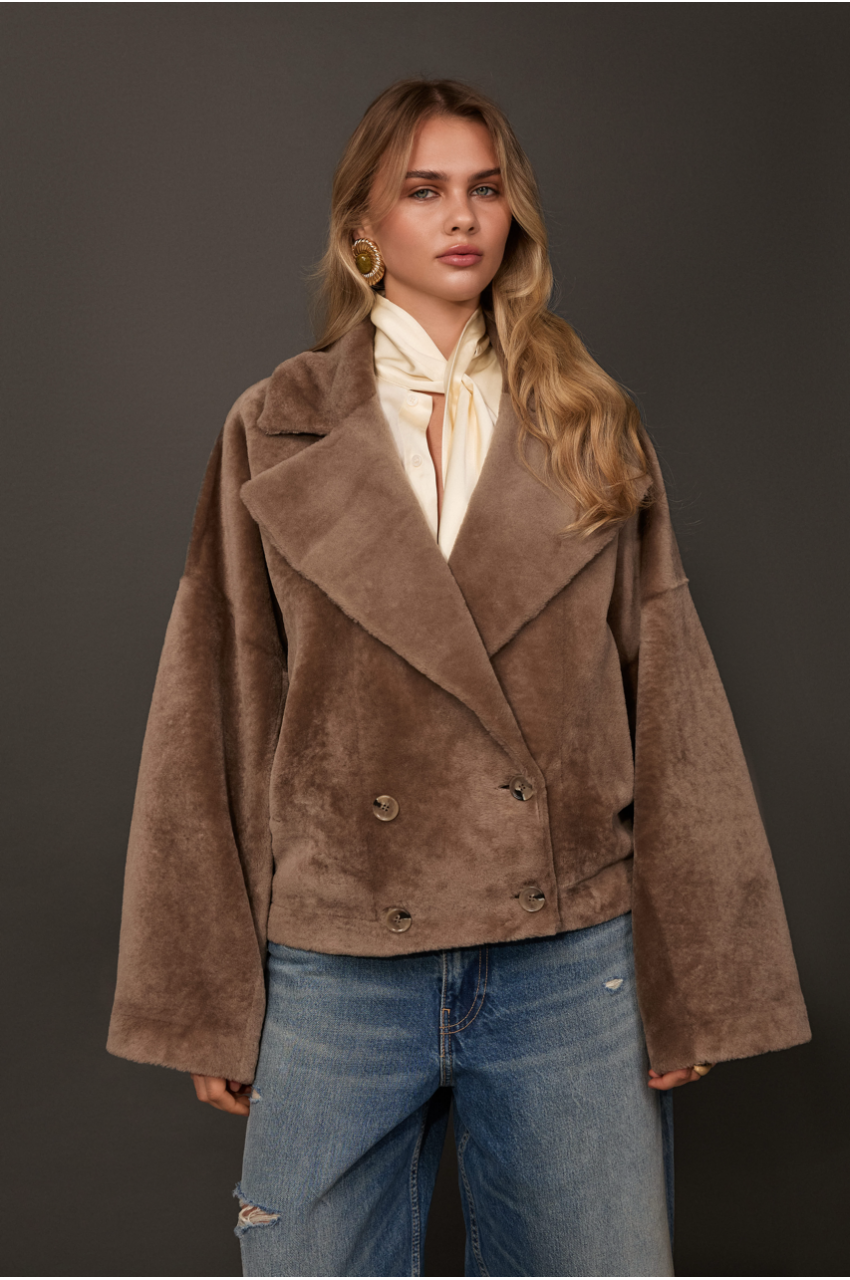 Двухсторонняя короткая дубленка-бомбер темно-бежевого цвета - фото 0 Двухсторонняя короткая дубленка-бомбер темно-бежевого цвета - фото 0