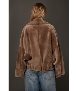 Двухсторонняя короткая дубленка-бомбер темно-бежевого цвета - фото 2