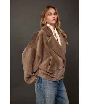 Двухсторонняя короткая дубленка-бомбер темно-бежевого цвета - фото 9